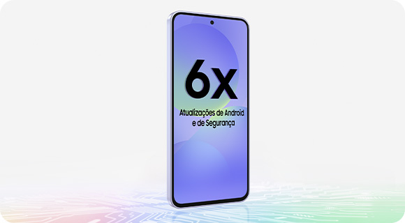 Vemos um Galaxy A36 5G levemente inclinado, mostrando a parte frontal. Os textos "6 Atualiza&ccedil;&otilde;es de Sistema Operacional" e "6 Anos de Atualiza&ccedil;&otilde;es de Seguran&ccedil;a" est&atilde;o vis&iacute;veis na tela. Um design semelhante a um chipset aparece na parte inferior.