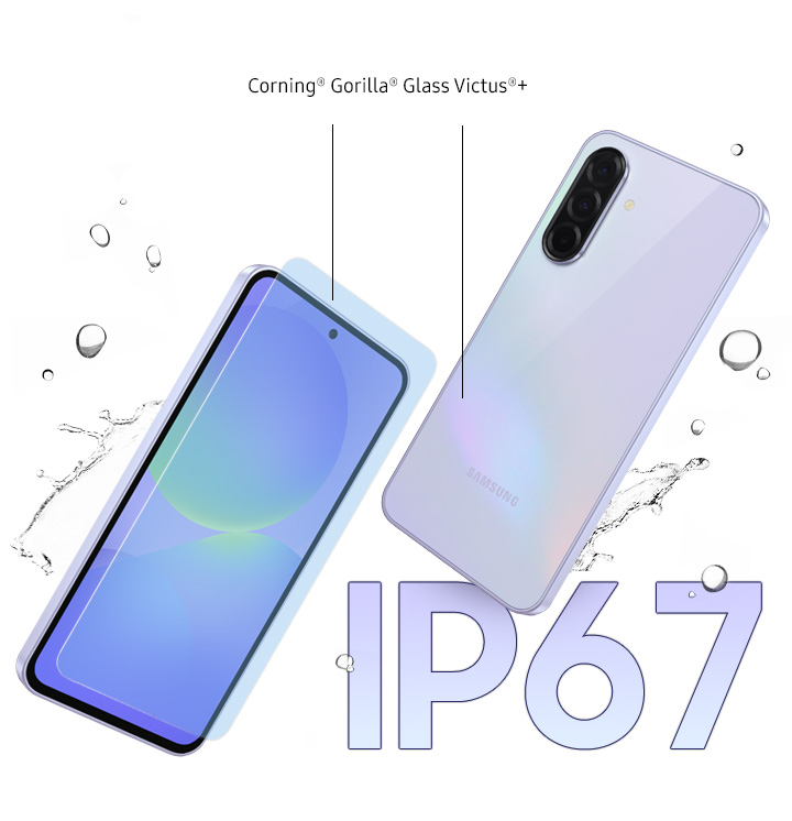 Vemos dois aparelhos Galaxy A36 5G em exibi&ccedil;&atilde;o. O da esquerda est&aacute; levemente inclinado para mostrar a parte frontal. Uma camada de vidro aparece na frente da tela. Entre o vidro frontal e o traseiro, vemos o texto "Corning&reg; Gorilla&reg; Glass Victus&reg;+" pode ser visto. O dispositivo &agrave; direita est&aacute; levemente inclinado para mostrar a parte traseira. No fundo, respingos d&rsquo;&aacute;gua indicam a resist&ecirc;ncia.